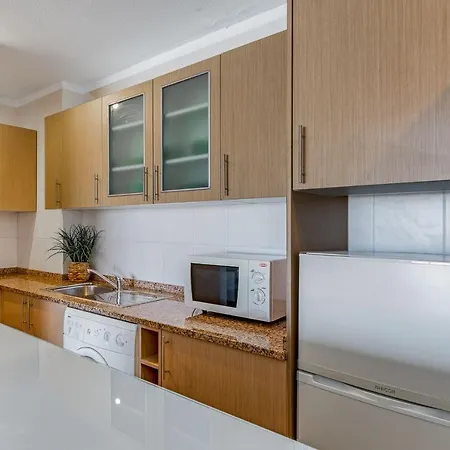 Apartman 1Bdr Apt W Balcony & Pool By Lovelystay